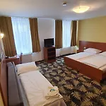 Hotel Der Tannenbaum 2*